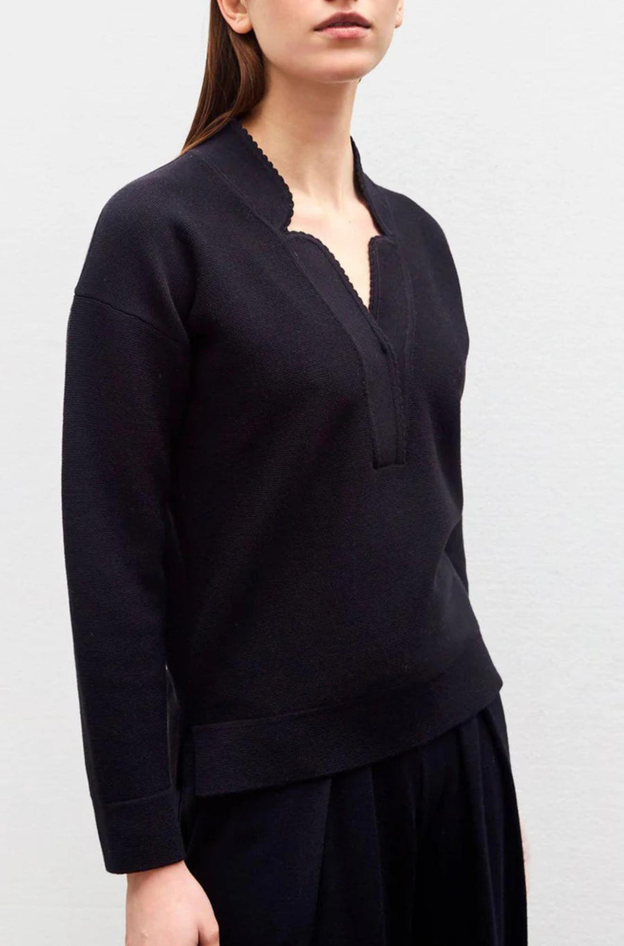 Verone scalloped v-neck knit top-Top-Molli-Debs Boutique